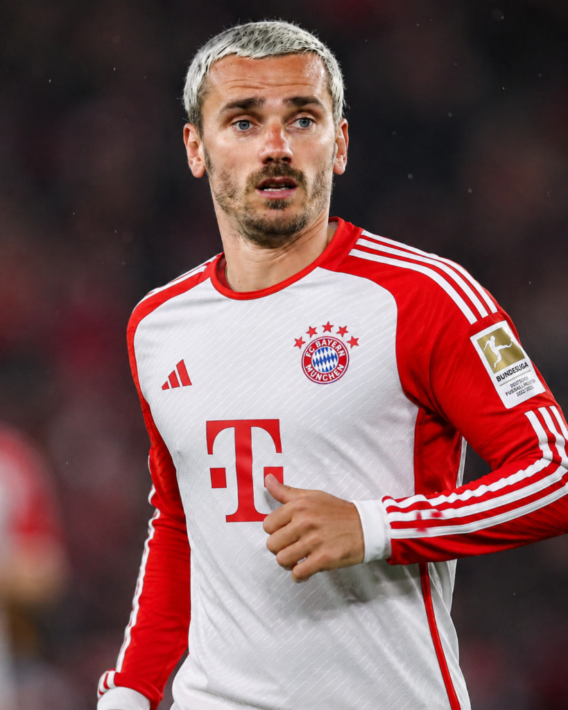 🚨 VOR 15 MINUTEN – SCHOCKIERENDE TRANSFER-NEWS! Die Fans des FC Bayern München können es kaum glauben: Berichten zufolge hat der Verein eine Einigung über die Verpflichtung von Mittelfeld-Superstar Antoine Griezmann erzielt! 🤯❤️🤍 Der sensationelle Transfer könnte noch vor der Weltmeisterschaft abgeschlossen werden. Möglich macht dies angeblich eine spezielle Ausstiegsklausel, die dem französischen Nationalspieler einen Wechsel für rund 100 Millionen Pfund in diesem Sommer ermöglichen würde. Sollte der Deal tatsächlich bestätigt werden, wäre es einer der…..
