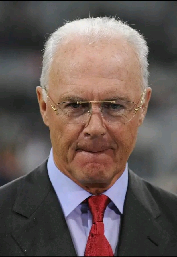 Ganz München steht hinter Franz Beckenbauer. 🔴⚪ Fans versammeln sich mit Kerzen, Gebeten und Botschaften der Stärke für die Legende, die Klasse, Führung und Größe zu Bayern Munich gebracht hat. Ein Kaiser. Ein Vorbild. Ein prägender Teil der Bayern-Familie. Bleib stark — München steht hinter dir auf….
