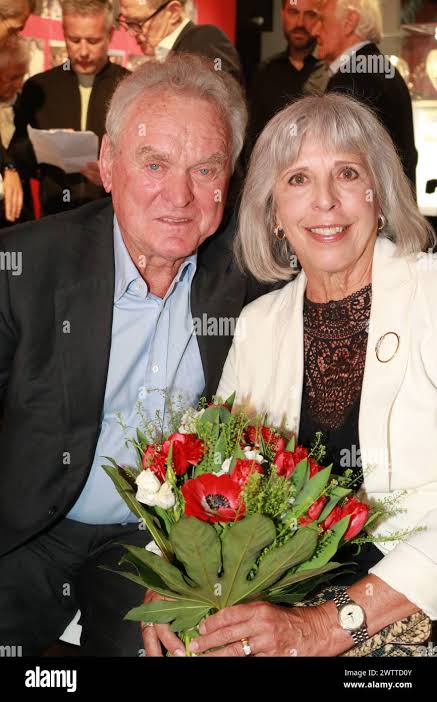 Sepp Maier flüsterte seiner Frau Monika mit zitternder Stimme seine totale Hingabe, während sie gegen ihre Krankheit kämpft. „Du bist alles, was ich habe“, sagte er und hielt ihre Hand fest. Der legendäre Torwart brach emotional zusammen und ließ Fans fassungslos zurück. Viele Anhänger im Internet weinten und nannten es die reinste Liebe in der Fußballgeschichte weltweit heute jetzt berührt.